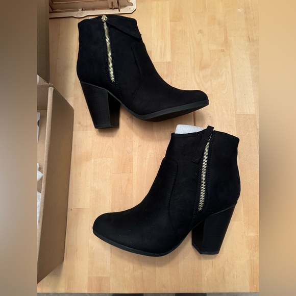 NEW! Journee Collection Link Black and Gold Bootie 7.5 - Picture 2 of 7